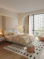 Furniture factory敏华控股Diary:打造你的梦想卧室，这些搭配技巧必须get

温柔色调：选择柔和的粉色或米白色调，让卧室充满温馨浪漫的氛围。搭配上柔软的床品和抱枕，每一个细节都透露着舒适和宁静。
绿植点缀：一盆小巧的绿植或是多肉植物，不仅能净化空气，还能为你的卧室增添一抹生机。放在床头柜或是窗台上，简直完美！
灯光氛围：不要忽视灯光的重要性哦！选择一个设计感十足的台灯或是温暖的吊灯，晚上开启，瞬间营造出温馨的小天地。
个【图0】