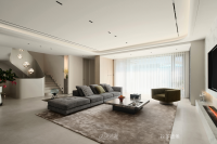 Furniture factory拉菲德堡Diary:拉菲德堡·私宅项目 | 在形与意的风格之间，构筑超越时光的精神栖所

LIVING ROOM
客厅

开阔的客厅空间，岩板与地毯交织，营造出舒适而奢华的氛围，高大的落地窗将自然光线毫无保留地引入室内，将室外景致框成一幅幅流动的画卷。【图0】