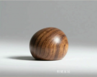Furniture factory和砚家居Diary:和砚・行璟大床 | 借一方床榻，守护母亲的温馨梦乡

从古老的禅师技艺
到现代的人体工程学设计
床，作为生活艺术载体
东方文化里，它是休憩地
也传承着家的温暖与传承
儿时母亲床边的歌谣，是心底的暖光

和现行璟大床
融合东方底蕴与现代简约美学
为您带来极致睡眠体验

精选赛鞋木豆材质
其长于天地，历经风雨
色泽深沉温暖，纹理细腻独特
质地坚硬稳定，质朴耐用

结【图2】