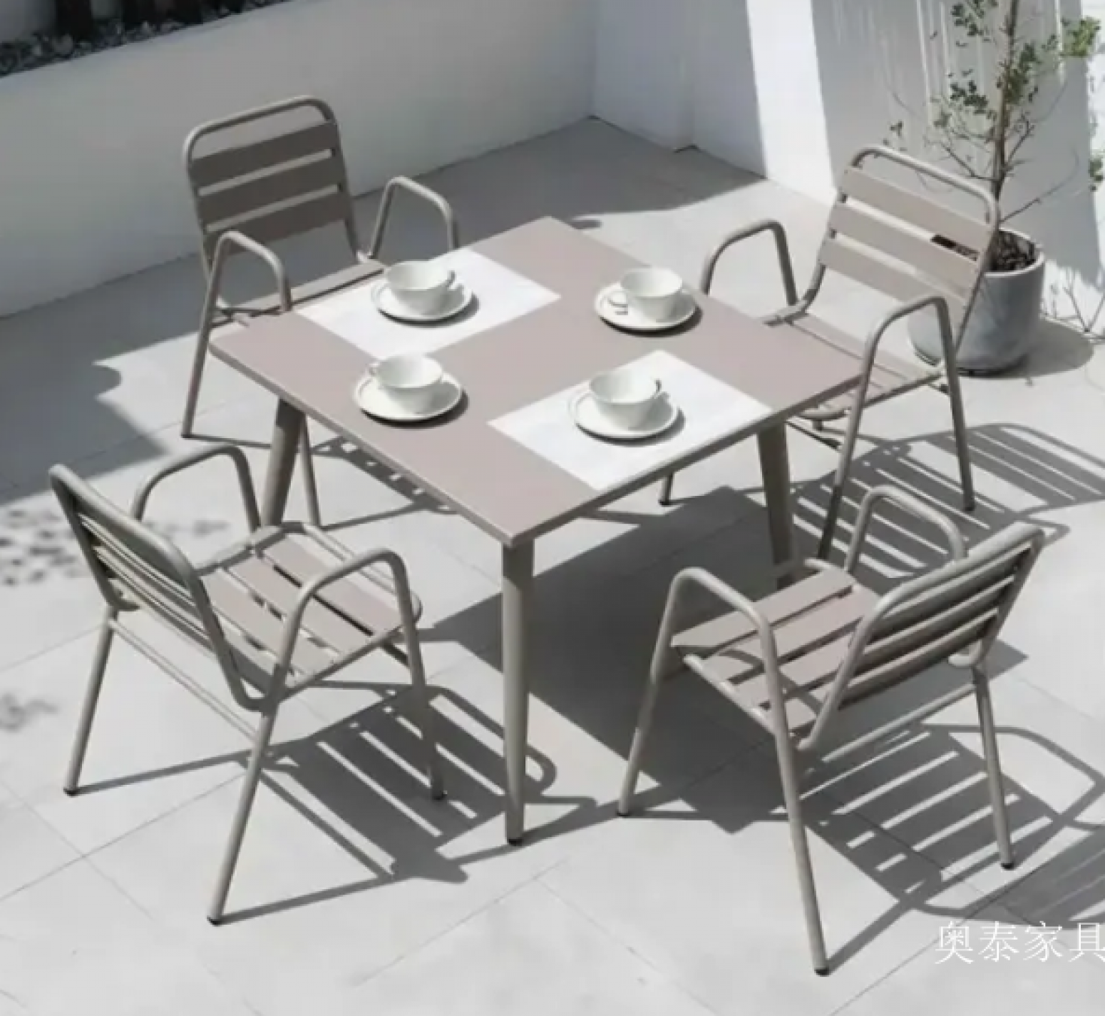 奥泰家具 Outdoor furniture product 《Wrought Iron Garden Table and Chairs》