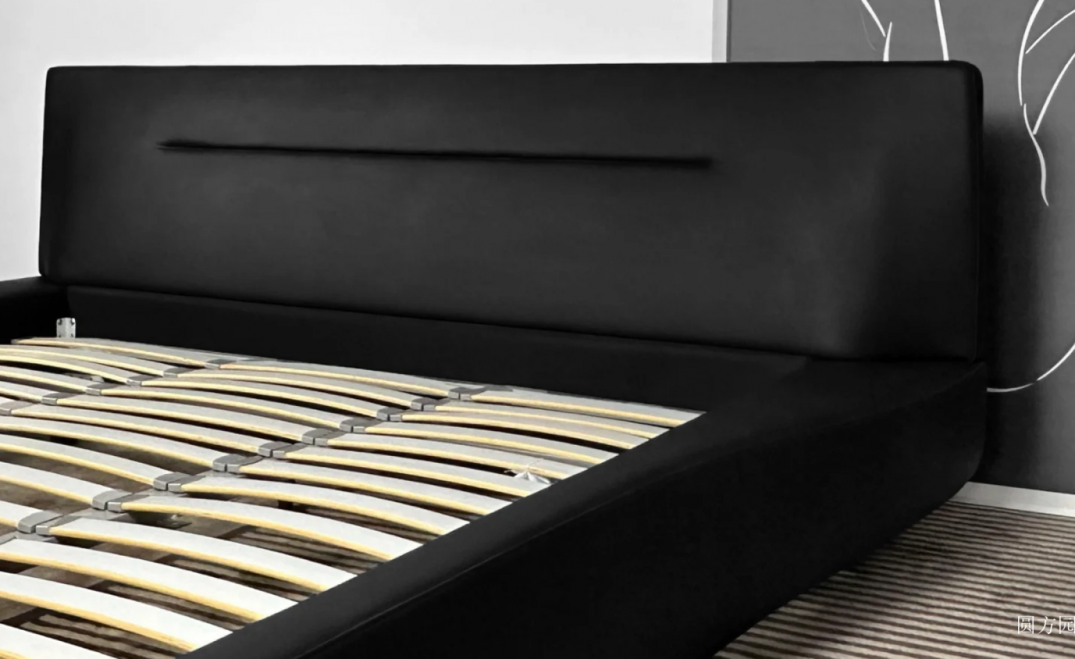圆方园 Home Furniture Product 《Black and white minimalist bed》【图2】
