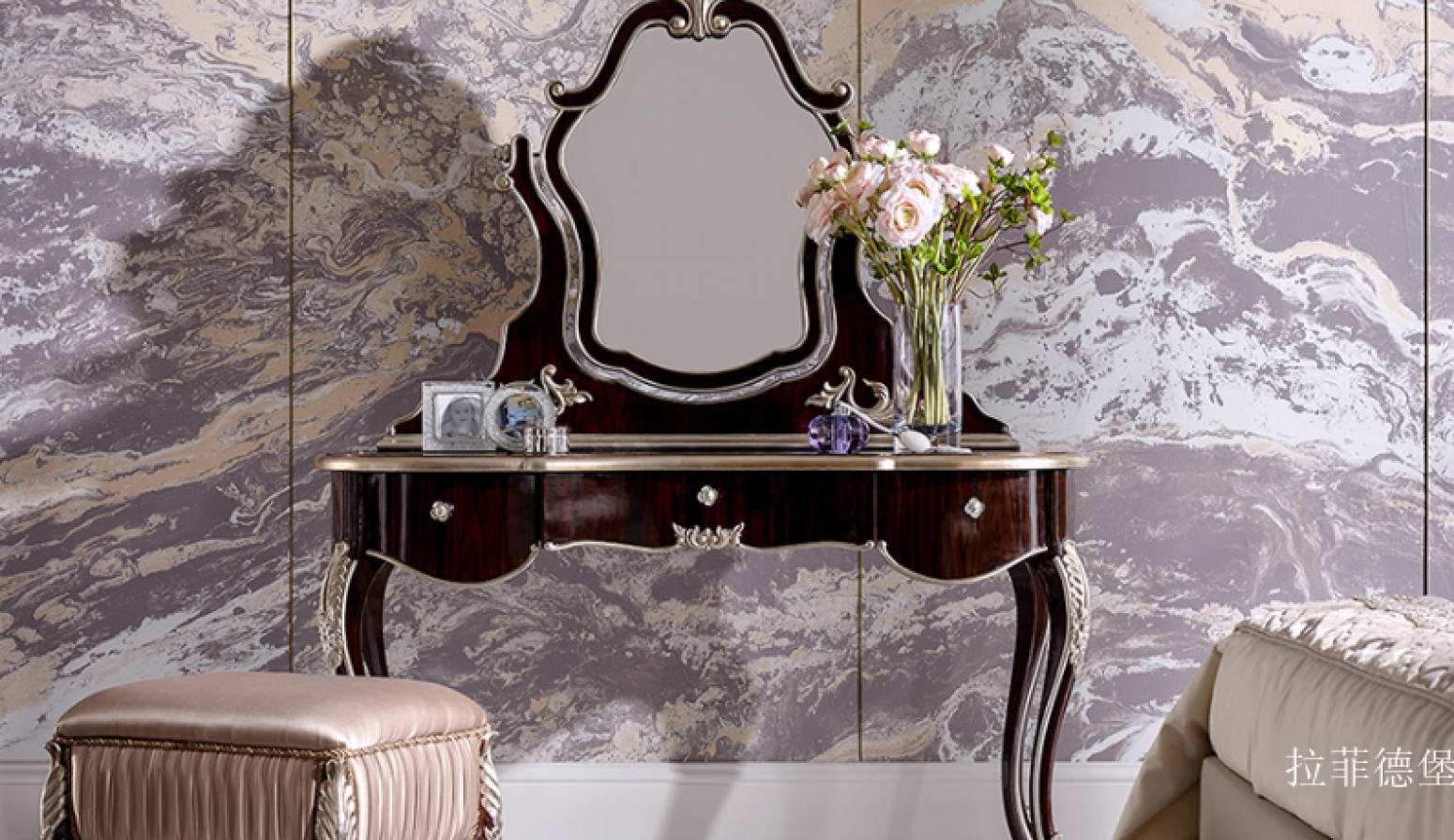 拉菲德堡Home Furniture产品《Silver-painted and carved solid wood dressing table》