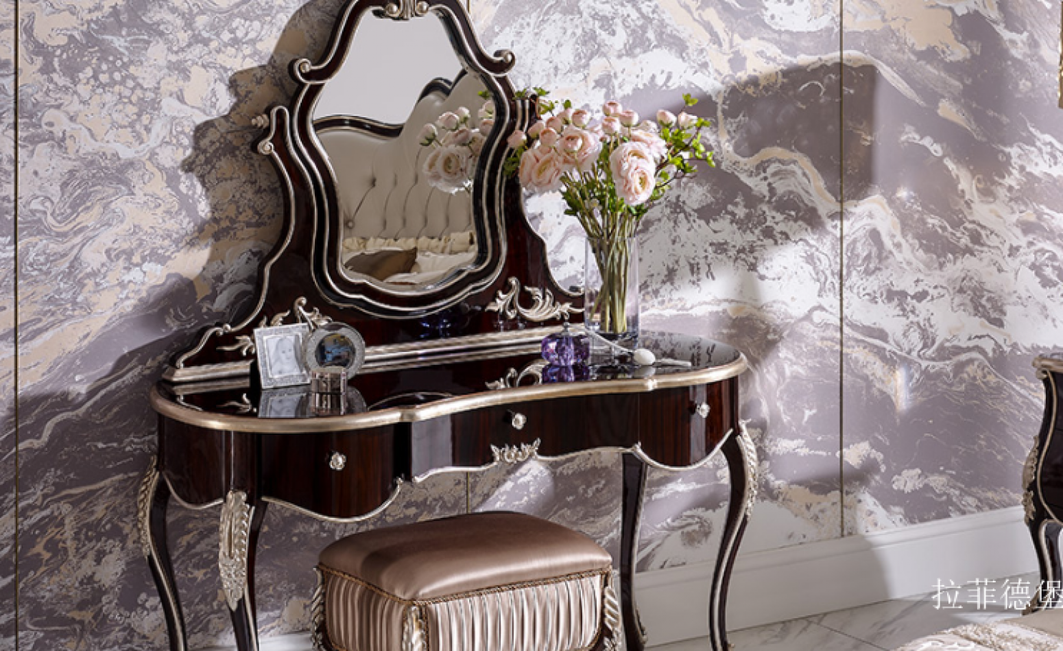 拉菲德堡Home FurnitureProduct《Silver-painted and carved solid wood dressing table》【图0】