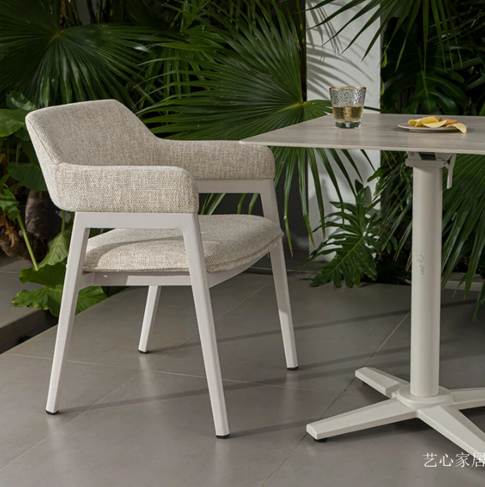 艺心家居 Outdoor furniture Product 《White frame cloth outdoor table and chair》【图2】