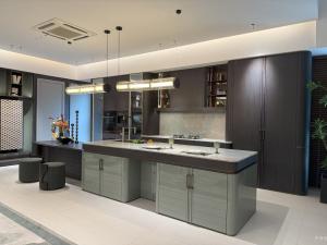 Product picture：Furniture factory 中至信 Bathroom furniture product name 《Dark brown light gray island luxury cabinet》议价